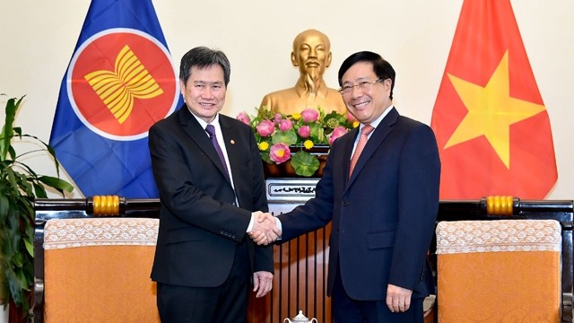越南政府副总理兼外交部长范平明会见东盟秘书长林玉辉。（图片来源：国际报）