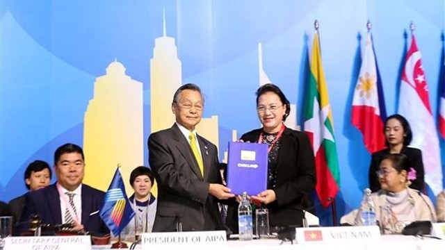泰国国会下议院议长川·立派向越南国会主席阮氏金银移交下一届东盟议会联盟大会轮值主席国职务。