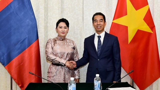 苏英勇副部长和蒙古外交部副部长巴特蒙赫。（图片来源：国际报）
