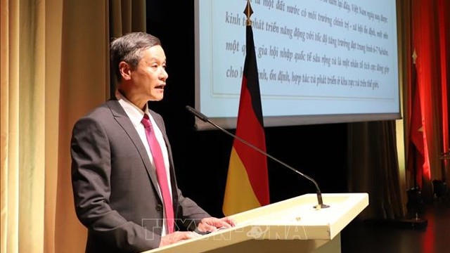 越南驻德国大使阮明武发表讲话。（图片来源：信息报）