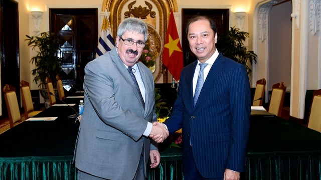 阮国勇副部长和乌拉圭外交部副部长阿里尔•贝尔格米诺。（图片来源：国际报）