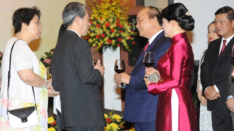 越南政府总理阮富仲与夫人及与会代表。（陈海 摄）