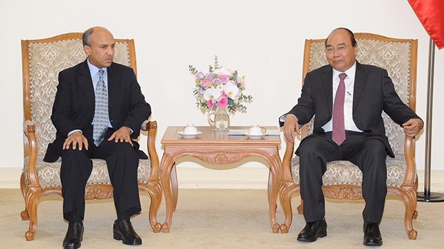 越南政府总理阮春福会见沙特阿拉伯驻越南大使。（陈海 摄）