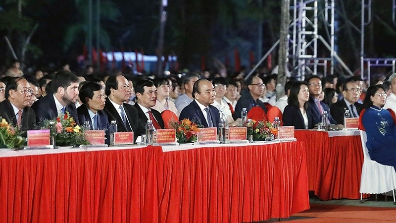 阮春福总理和各位代表出席仪式。（图片来源：人民报网）