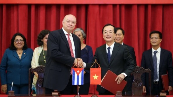 9月12日，越南建设部部长范红河与古巴外贸外资部部长罗德里戈在越古政府间联合委员会第37次会议后签署会议纪要。