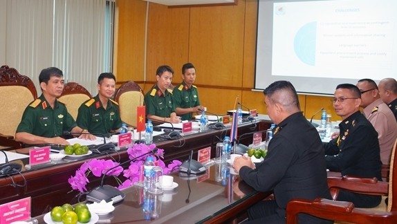 越南维和局局长黄金凤少将会见泰国皇家军队和平行动中心主任可颂彭一行。（图片来源：越通社）
