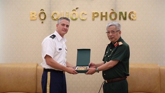 越南国防部副部长阮志咏上将会见美国驻越南大使馆国防武官。