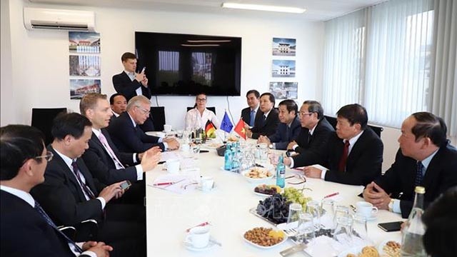 广平省代表团同德国企业代表的工作会议。（图片来源：越通社）