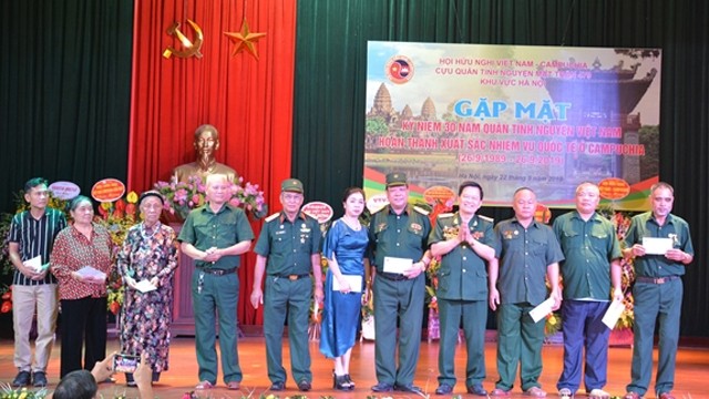 组委会向各位越南英雄母亲、家境困难会员、会员家属赠送礼物。（图片来源：人民军队）