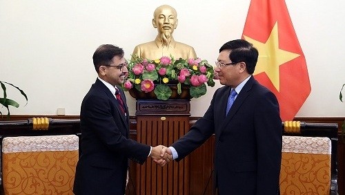 越南政府副总理兼外交部长范平明会见印度驻越南大使普拉奈•维尔马。