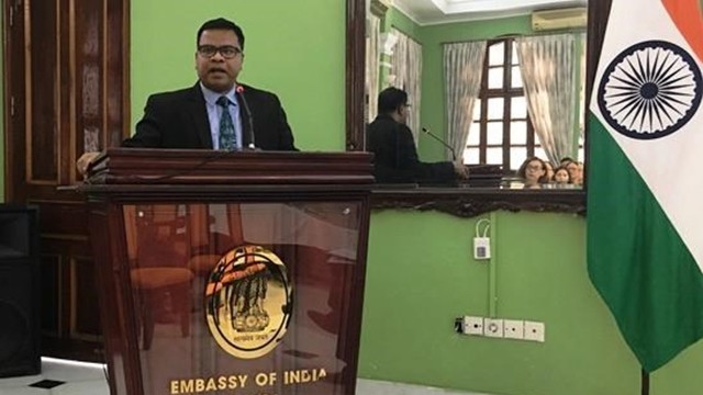 印度驻越南副大使拉杰什·尤克介绍关于信息技术博士奖学金的信息。