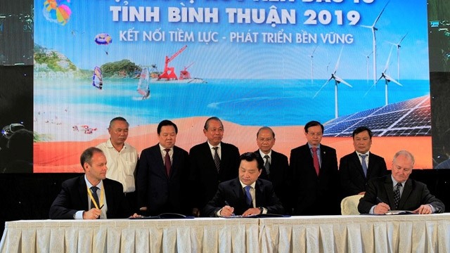 张和平副总理见证对平顺省投资意向书签字。