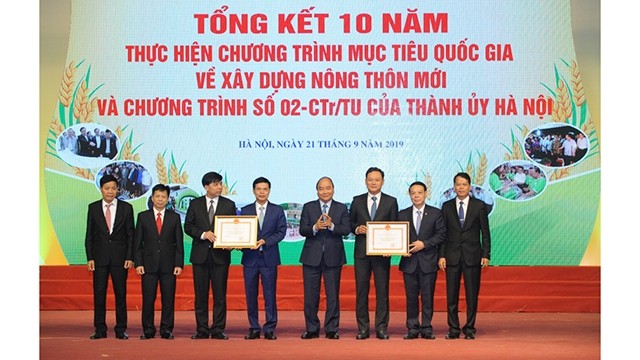 阮春福向嘉林和国威两县授予2018年新农村证书。（图片来源：陈海 摄）