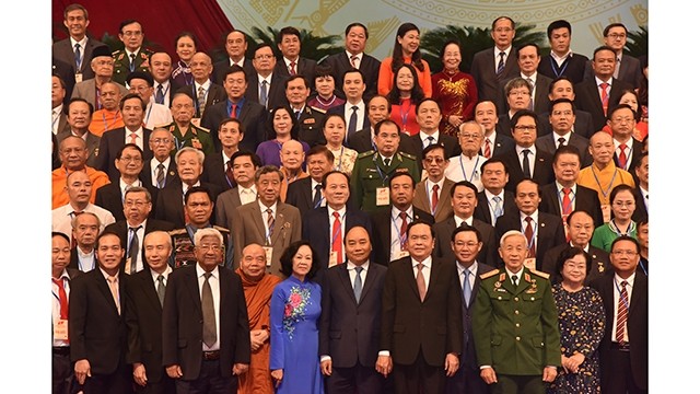 阮春福总理和与会代表合影。（图片来源：维灵 摄）