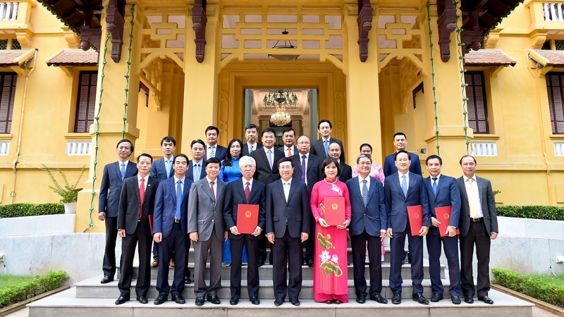 越南外交部领导同各位大使合影。（图片来源：国际报）