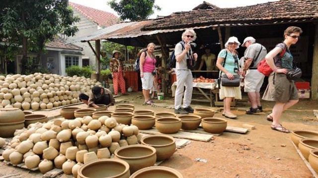 清河陶瓷手工艺村吸引游客。