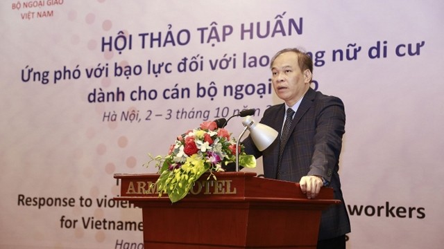 越南外交部领事局局长武越英在研讨会上发言。（图片来源：国际报）