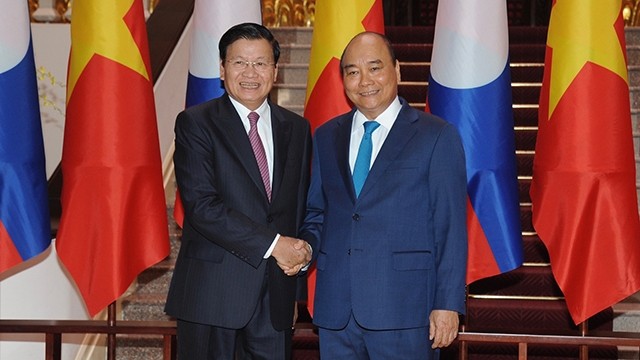 阮春福总理与老挝总理通伦·西苏里。（图片来源：陈海 摄）