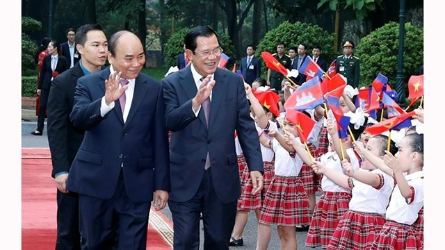 柬埔寨首相洪森的欢迎仪式。（图片来源：越通社）
