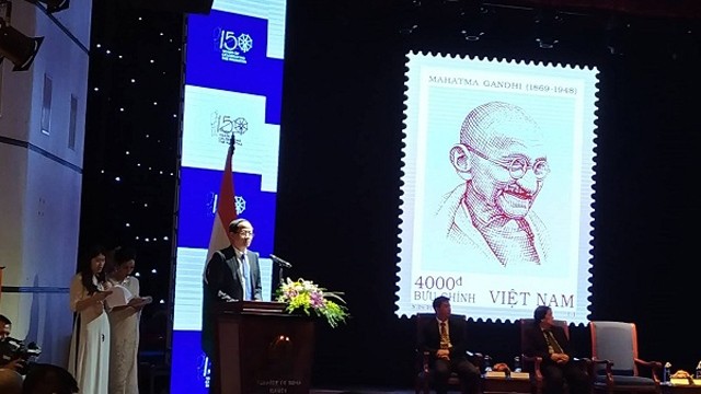 “圣雄甘地诞辰150周年”的特殊纪念邮票亮相。