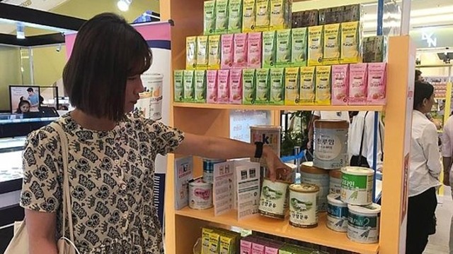 附图：消费者选购韩国乳制品。