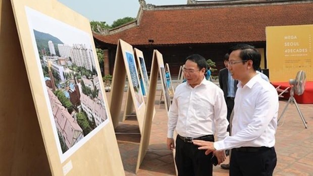 图片展在河内文庙国子监和河内韩国文化中心举行。