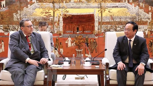 芬兰驻越南大使卡丽•卡希洛托同河内市人委会副主席阮世雄举行工作会议。（图片来源：越通社）