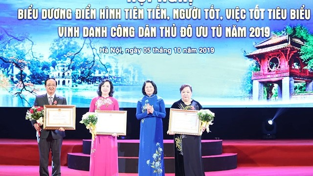 越南国家副主席邓氏玉盛向河内优秀公民授予一级劳动勋章。（图片来源：新河内报）