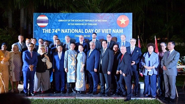 越南驻泰国大使阮海鹏同各国外交人员和越南侨胞等一同出席晚会。