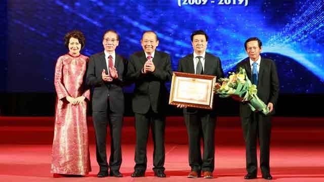 越南政府副总理张和平向越南联合会授予奖状。