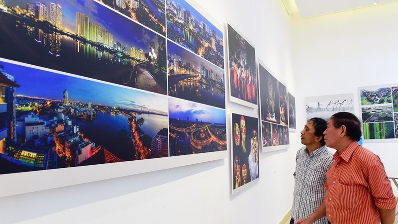 参观者观看“自豪河内”图片展的作品。（图片来源：陈海 摄）