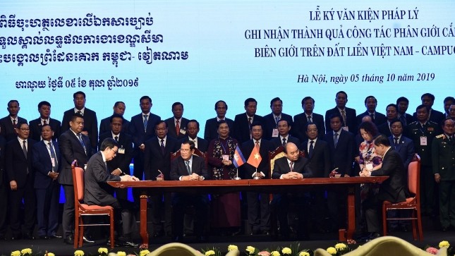 2006-2019年阶段越柬陆地边界勘界立碑工作总结会议以及对工作结果给予认可的文件签字仪式。（图片来源：国际报）