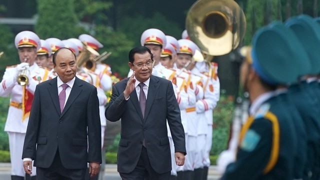 阮春福总理与洪森首相共同检阅仪仗队。（陈海 摄）