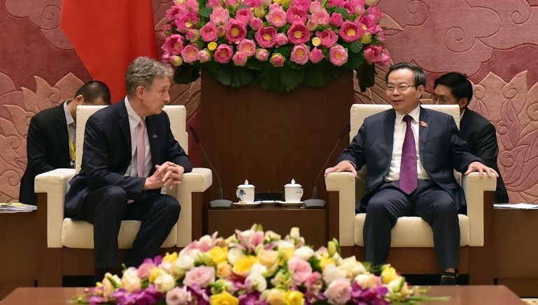 越南国会副主席冯国显和欧盟-东盟商业理事会主席康德纳。（图片来源：人民代表报）