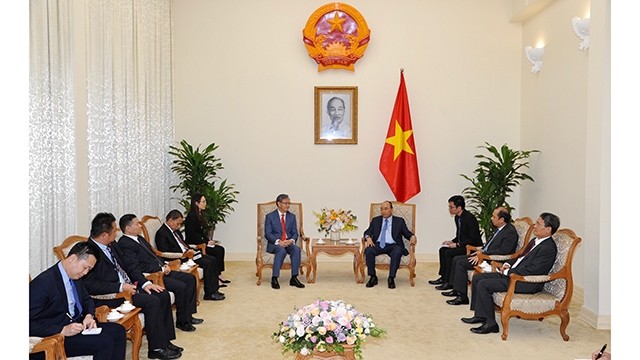 越南政府总理阮春福会见老挝驻越南大使一行。（图片来源：陈海 摄）