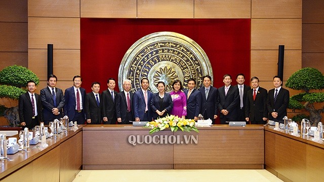 越南国会主席阮氏金银与越南驻外大使和代表机构首席代表合影。
