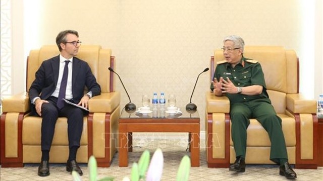 越南国防部副部长阮志咏上将会见欧盟驻越南代表团团长Giorgio Aliberti大使。（图片来源：越通社）