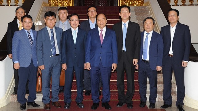 阮春福总理和韩国三星（越南）公司总经理崔周湖一行合影。（陈海 摄）