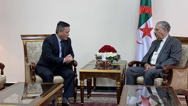 阿尔及利亚国民议会议长萨拉赫·古吉尔会见越南驻阿尔及利亚大使范国柱。（图片来源：国际报）