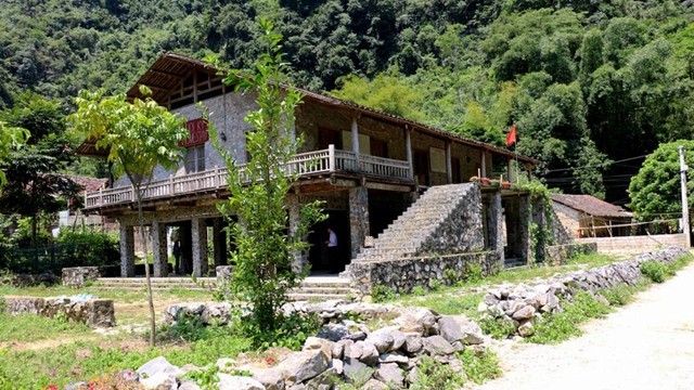 17世纪兴建的高平省重庆县谭水乡快极村岱依族人的石头高脚屋。