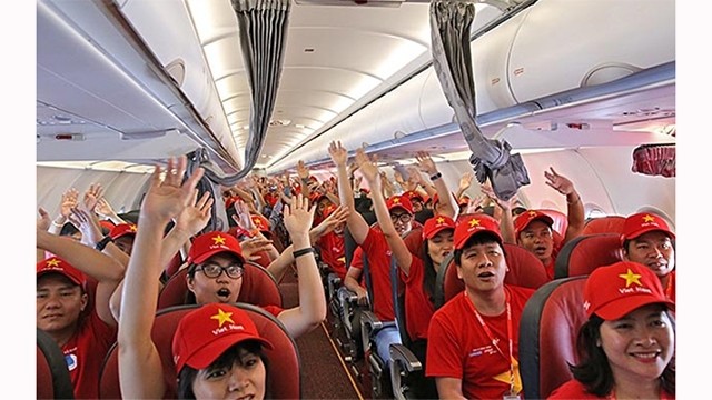 乘客参加飞机上的活动。