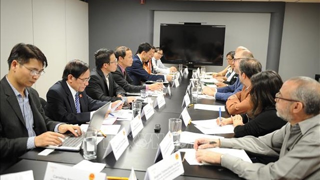 越南代表团与墨西哥众议院文化电影委员会代表举行工作会议。（图片来源：越通社）