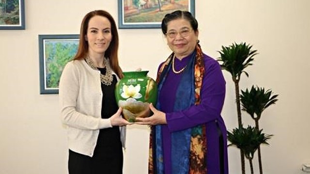 越南国会常务副主席丛氏放与各国议会联盟主席加布里埃拉·奎瓦斯·巴伦合影。
