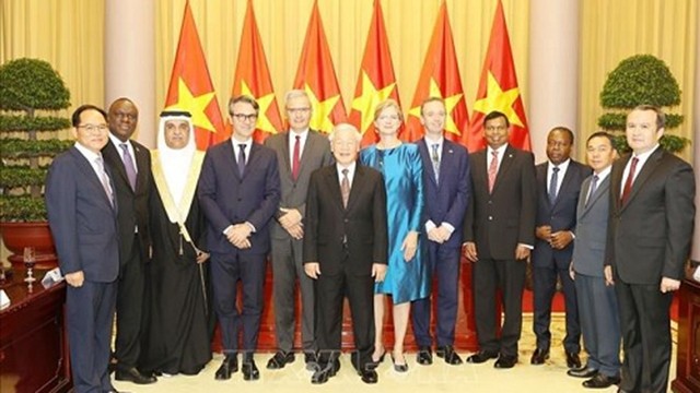 越共中央总书记、国家主席阮富仲会见各国新任驻越南大使。（图片来源：越通社）