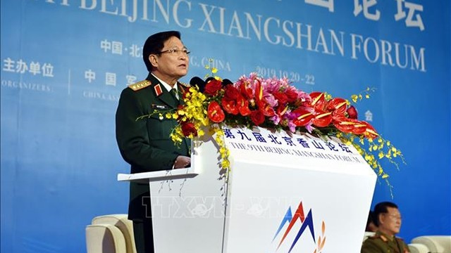 越南国防部长吴春历大将发表讲话。（图片来源：越通社）