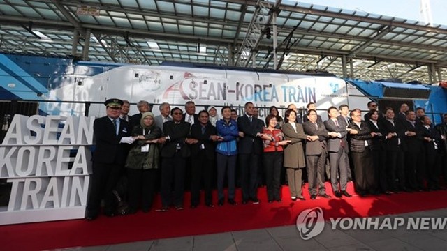 双方代表10月16日在韩国-东盟特别列车问世仪式上合影。