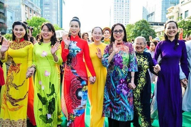 旅居老挝越南人举行第一届“越南奥戴之美”大赛