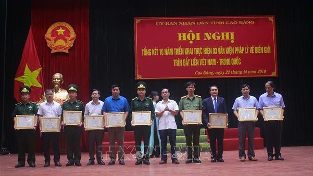 高平省人委会主席向20名个人和集体颁发奖状。（图片来源：越通社）