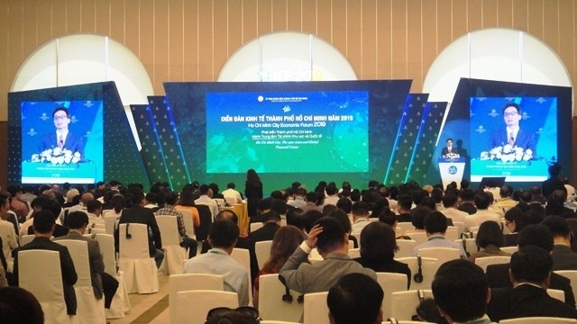 越南政府副总理武德儋发表讲话。