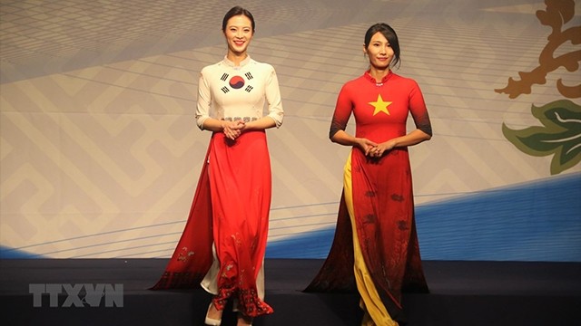 “为越南传统长衣而骄傲”走秀表演活动。（图片来源：越通社）